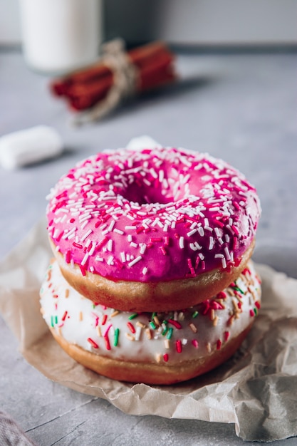 Bunte Donuts auf dem Tisch