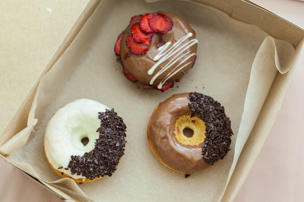 Bunte Donuts im Karton