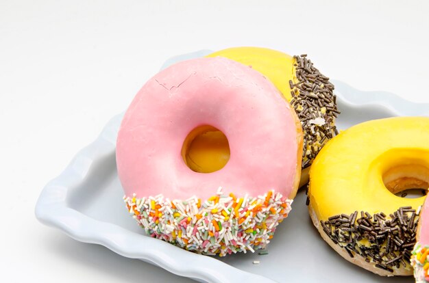 Bunte Donuts mit Streuseln