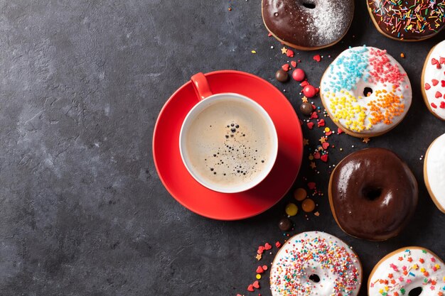 Bunte Donuts und Kaffeetasse