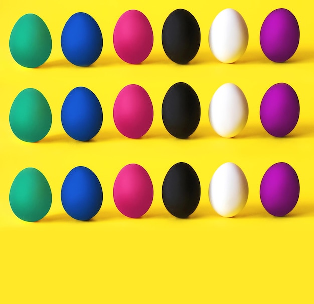 Bunte eier auf dem gelben hintergrund