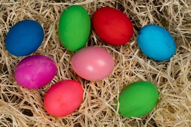 Bunte Eier, die Ostern symbolisieren