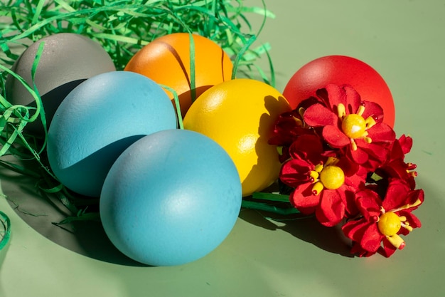 Bunte Eier symbolisieren Ostern Minimales Osterkonzept