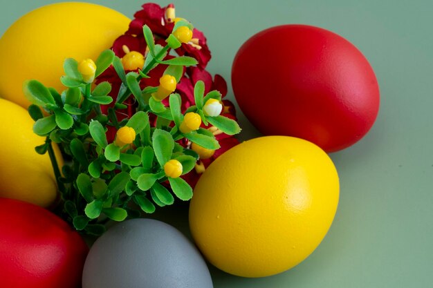 Bunte Eier symbolisieren Ostern Minimales Osterkonzept