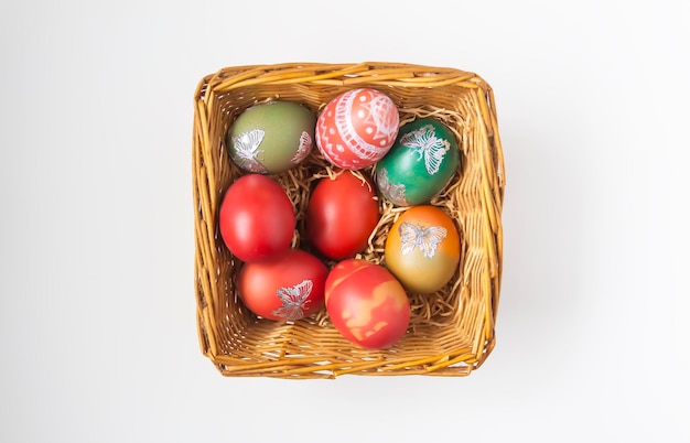Bunte Eier Traditionelles hausgemachtes Dekor und Essen für die Osterferien