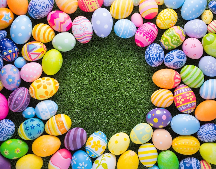 Foto bunte eierform der glücklichen ostertagsdekoration bilden auf dem gras