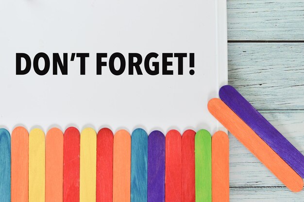 Bunte Eisstiele und Whiteboard mit der Aufschrift DON39T FORGET