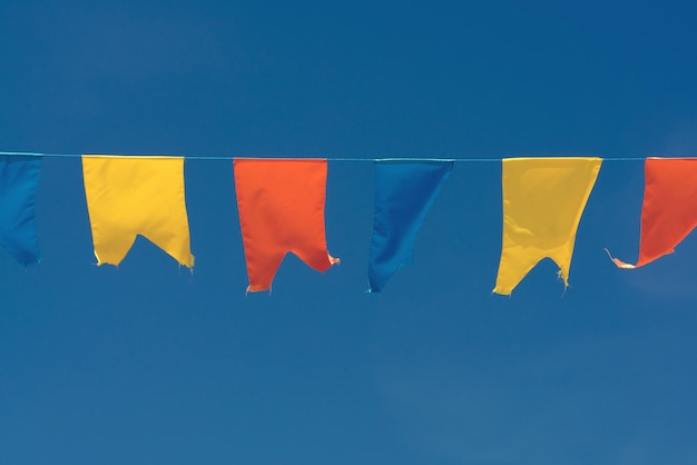 Foto bunte fahnen an einem seil gegen den blauen himmel