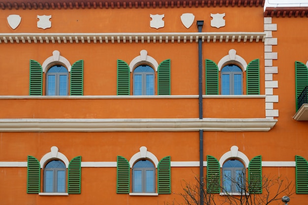 Bunte Fenster und Wände der mediterranen Architektur