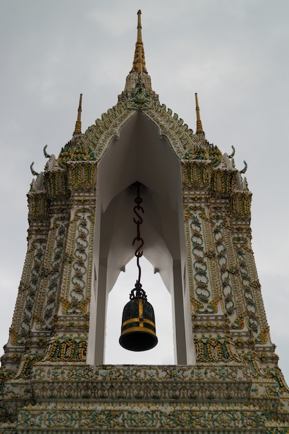 Bunte Fliesen des Bangkok-Tempels Blumenmustermosaik auf Pagodenmarksteinarchitektur. Geflieste Pagode, Tempel der Morgenröte, Tempel von Bangkok Thailand