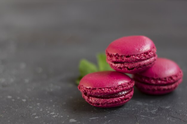 Bunte französische macarons Plätzchen (Makronen). Dessert mit Tee- oder Kaffeepause. Weihnachtsgeschenk für Frauen.