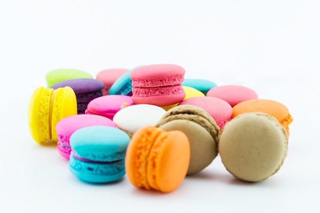 bunte französische Makronen oder Macaron auf weißem Hintergrund