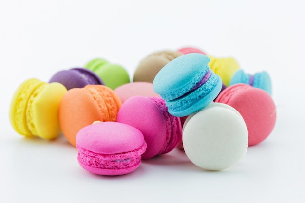 bunte französische Makronen oder Macaron auf weißem Hintergrund