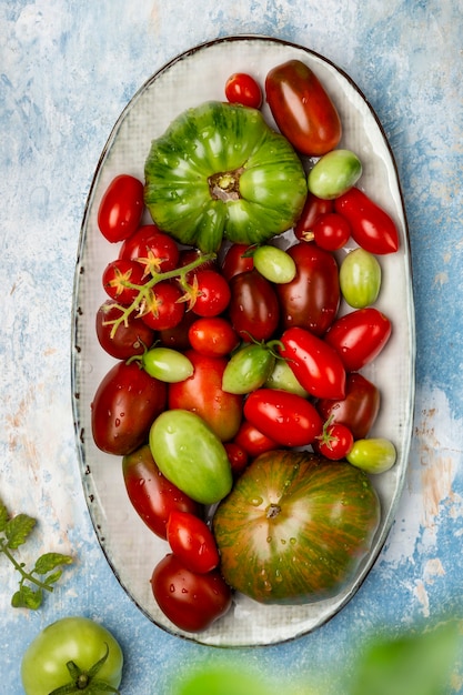 Bunte frische Bio-Tomaten in einem Vintage-Teller