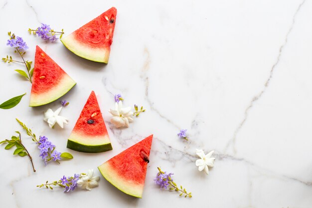 bunte frische Früchte Wassermelone gesunde Lebensmittel für die Gesundheitsfürsorge mit Blumen