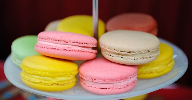 Bunte frische Macarons auf einem Teller