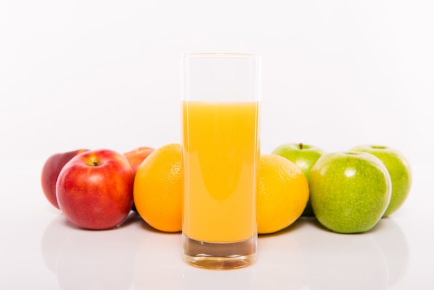 Bunte Früchte und ein Glas Orangensaft