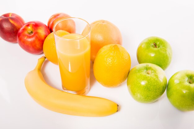 Bunte Früchte und ein Glas Orangensaft