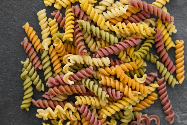 Bunte Fusilli-Nudeln Mehrfarbige Spiralmakkaroni Nahaufnahme