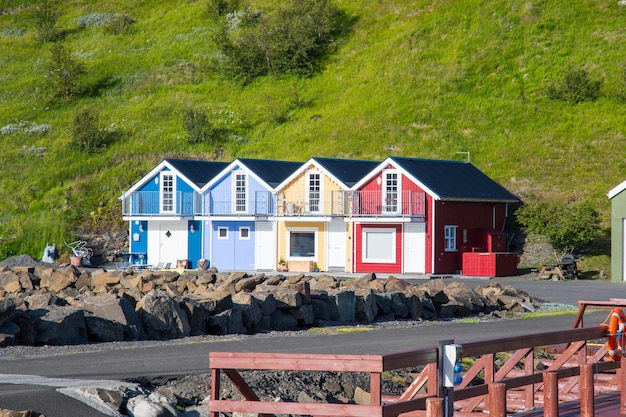 Bunte Gebäude im Hafen des Dorfes Hjalteyri in Island