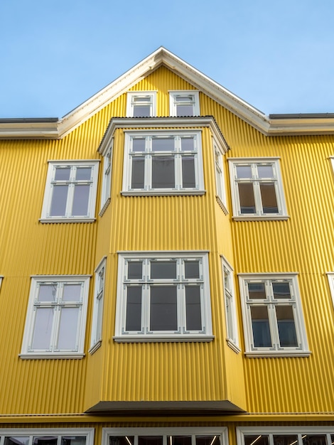 Bunte Gebäude in der isländischen Hauptstadt Reykjavik unter blauem Himmel