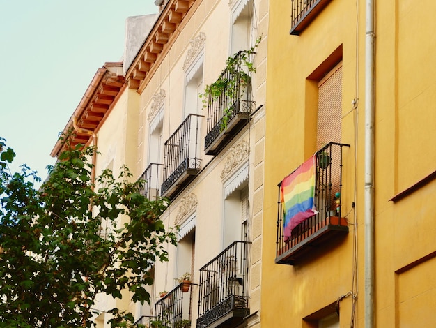 Bunte Gebäude mit Regenbogenfahne der Schwulengemeinschaft auf dem Balkon Symbol der Unterstützung für LGBTQ-Menschen