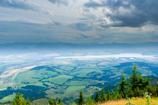 Bunte Gebirgslandschaft des Sommers mit Wolken. Babky-Hügel in der Westtatra, Liptov, Slowakei