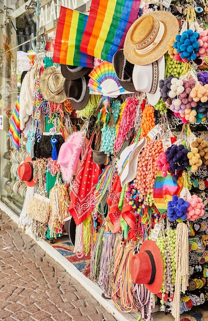 Bunte Gegenstände und Regenbogenfahnen werden im Geschäft auf der Straße in Tel Aviv verkauft