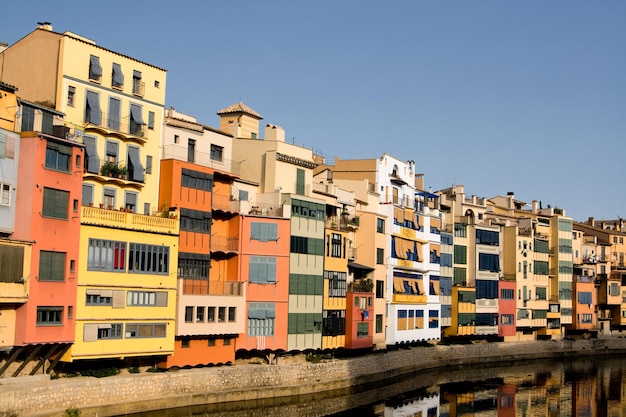 Bunte gelbe und orangefarbene Häuser und das berühmte Haus Casa Maso in Girona Katalonien Spanien