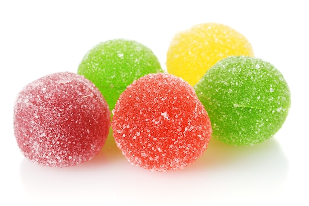 Bunte Geleebonbons isoliert auf weiss