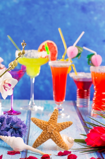 bunte gemischte Cocktails im tropischen blauen Holz