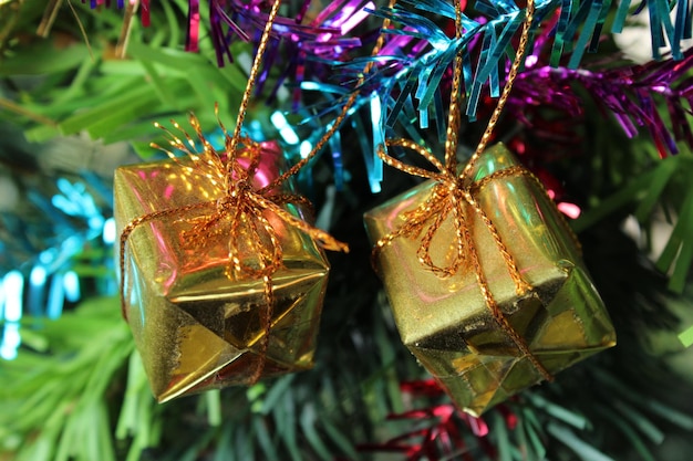 Bunte Geschenkboxen im Weihnachtsbaumfoto