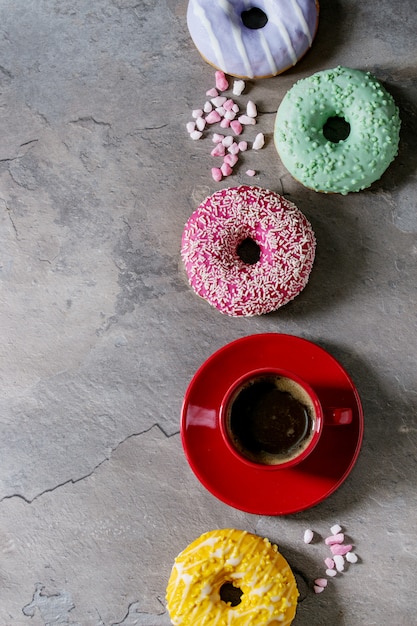 Bunte glasierte Donuts