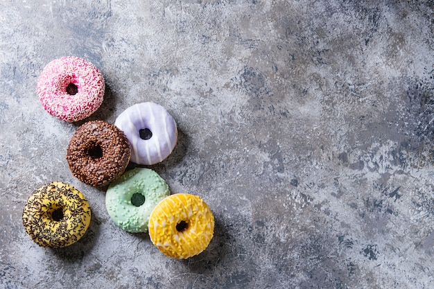 Bunte glasierte Donuts