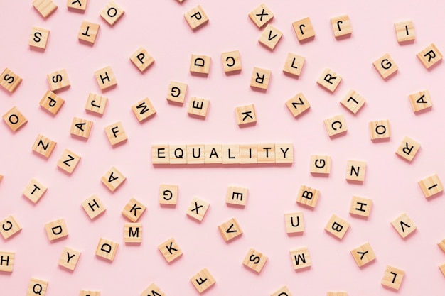 Bunte Gleichheitsbuchstaben gemacht aus Scrabble heraus