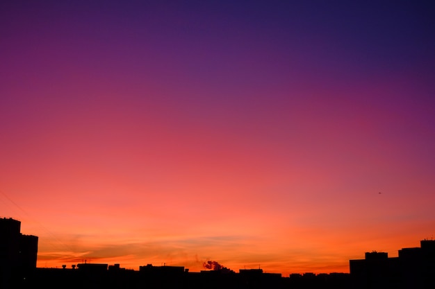 Bunte Gradienten-Skyline während des Sonnenuntergangs in der Stadt