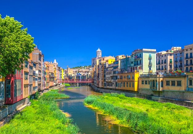 Bunte Häuser am Fluss Onyar in Girona, Katalonien, Spanien