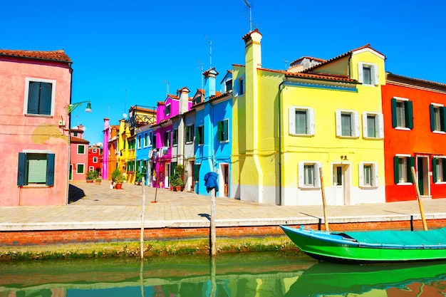 Bunte Häuser am Kanal in Burano, Venedig, Italien