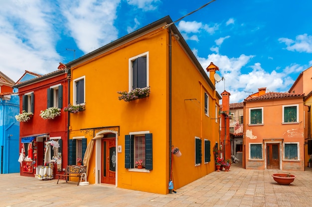 Bunte häuser auf dem burano venedig italien