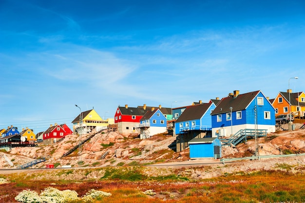 Bunte Häuser auf den Felsen in Ilulissat, Westgrönland. Schöne Sommerlandschaft