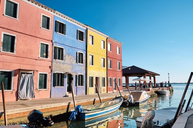 Bunte Häuser auf der Insel Burano, Italien. Historische italienische Architektur im historischen Dorf nicht weit von Venedig.