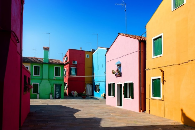 Bunte Häuser auf der Straße von Burano in Italien