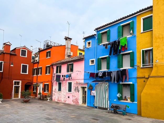 Bunte häuser auf einem kleinen traditionellen platz auf der insel burano venedig italien