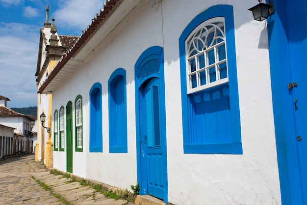 Bunte Häuser auf Straßen der berühmten historischen Stadt Paraty, Brasilien