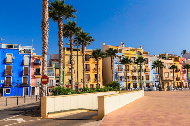 Bunte Häuser im Küstenort Villajoyosa in Südspanien.