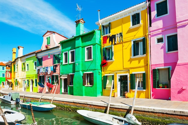 Bunte Häuser in Burano-Insel nahe Venedig, Italien