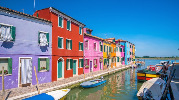 Bunte Häuser in der Innenstadt von Burano, Venedig, Italien mit klarem blauem Himmel