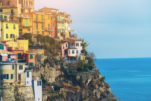 Bunte häuser in manarola, cinque terre - italien