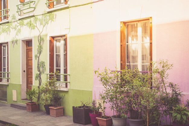 Bunte Häuser in Paris, Frankreich.