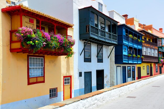 Bunte Häuser mit Balkon in Santa Cruz de La Palma, Kanarische Inseln